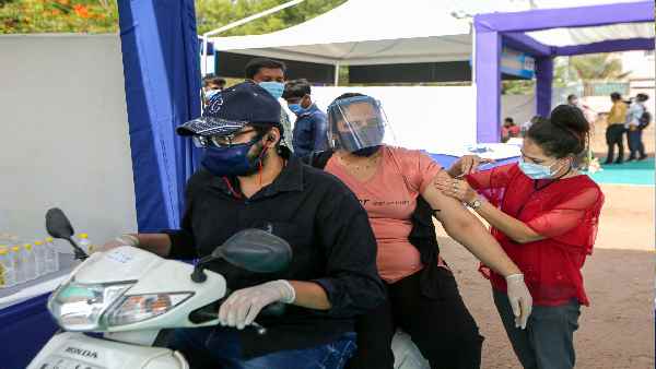 वैक्सीनेशन ही है तीसरी लहर को थामने का हथियार