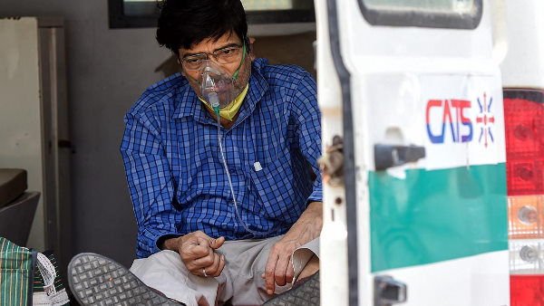 जवान और मजबूत इम्युनिटी वाले लोग भी इस स्ट्रेन की चपेट में आ रहे हैं