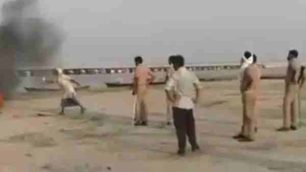 Ballia police cremated body by keeping tires and spraying petrol Ballia police cremated body by keeping tires and spraying petrol