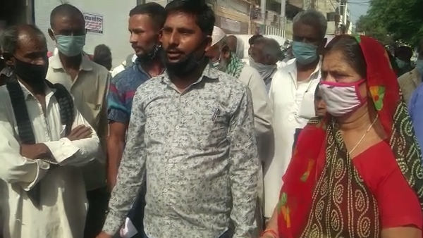  लाइन में अपनी बैंक पासबुक रख दी