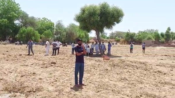 अधिकारियों ने संभाला मोर्चा अधिकारियों ने संभाला मोर्चा