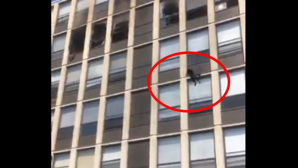 इमारत में लगी भीषण आग