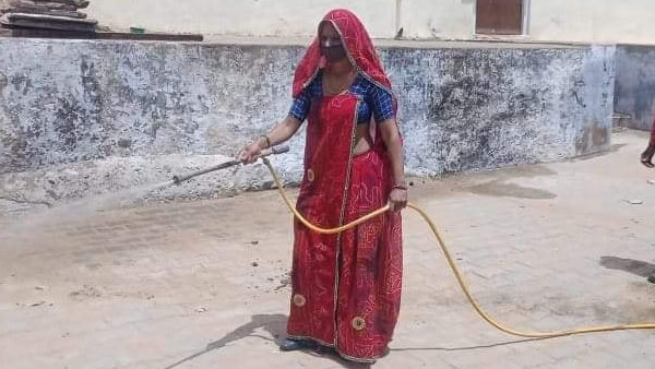 खुद ने ही किया पूरा गांव सैनेटाइज