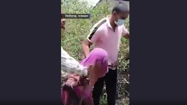 धापू बाई लोगों के हाथ-पांव जोड़ने लगी