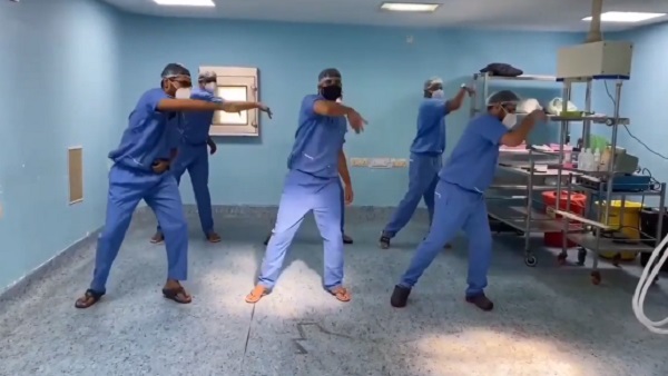 डाक्टरों ने मास्क पहनकर 'सीटी मार' पर किया डांस