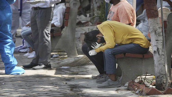 अपनों की मौत से गुस्सा और गम