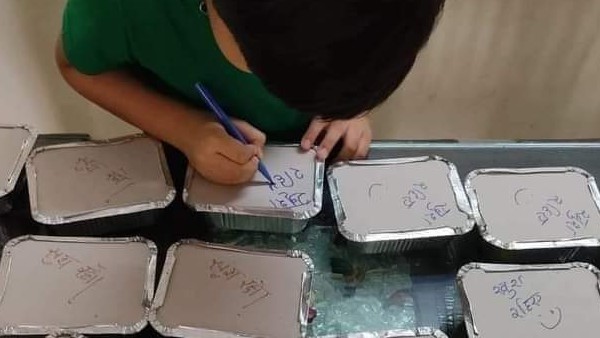 मां कोविड मरीजों के लिए पैक करती है खाना, बेटा उसपर लिखता है खुश रहिए