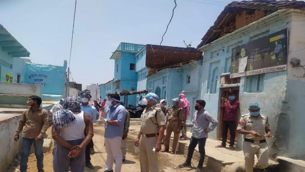 अब प्रशासन गांव के घर घर में सर्वे में जुटा अब प्रशासन गांव के घर घर में सर्वे में जुटा