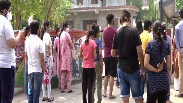 कोरोना संक्रमितों की संख्या 8 लाख से कम