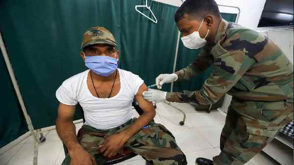 'टीका लगाने वाले ज्यादातर लोग सुरक्षित हैं'