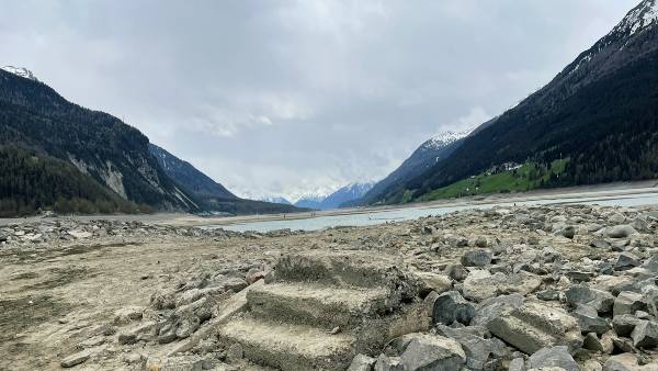 'क्यूरॉन' सीरीज में दिखी कहानी