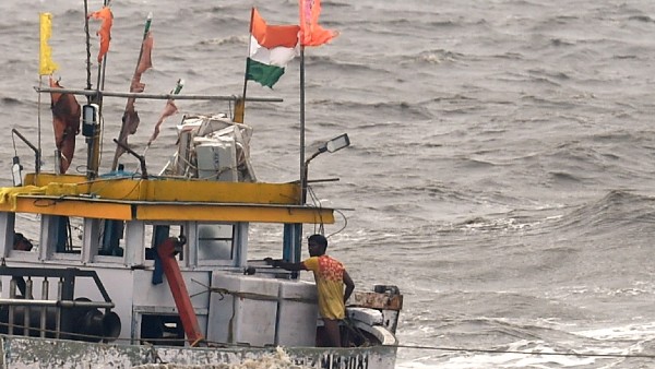 पता नहीं कहां से आई ताकत और हम समुद्र में कूद गए