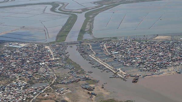 CM Vijay Rupani surveying the cyclone affected areas, govt will provide financial assistance to victims CM Vijay Rupani surveying the cyclone affected areas, govt will provide financial assistance to victims