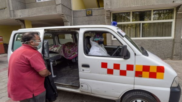 एंबुलेंस में महिला हुए बेहोश तो घरवालों ने समझा हो गई मौत