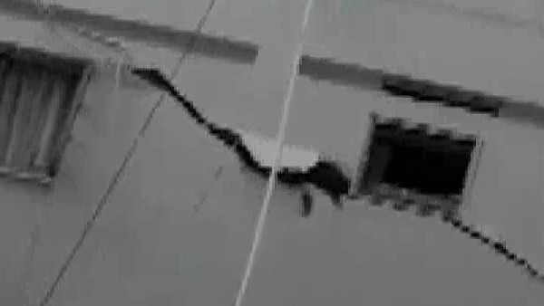 अहमदाबाद: चक्रवात तौकते के चलते हिल रही पांच मंजिला इमारत गिरी अहमदाबाद: चक्रवात तौकते के चलते हिल रही पांच मंजिला इमारत गिरी