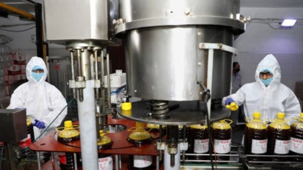 पेट्रोल पंपों के बाहर कतारें