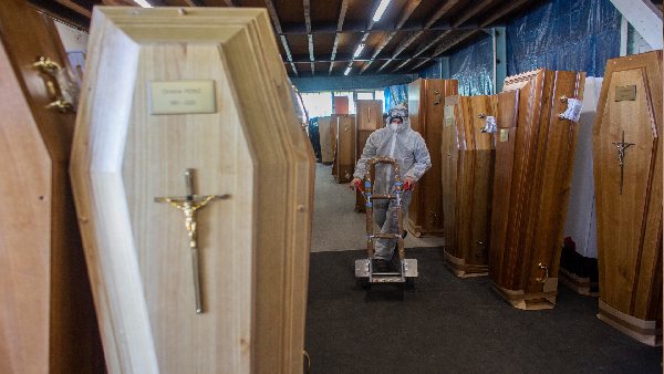 कई घंटों तक ताबूत में लेटी रहीं मरिया