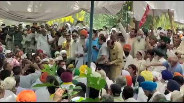 Farmers protest in large numbers at Hisar district of Haryana, BKU leader Rakesh Tikait also present here Farmers protest in large numbers at Hisar district of Haryana, BKU leader Rakesh Tikait also present here