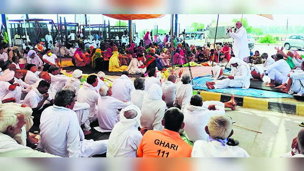 farmers union protest against haryana govt over lathicharge farmers union protest against haryana govt over lathicharge