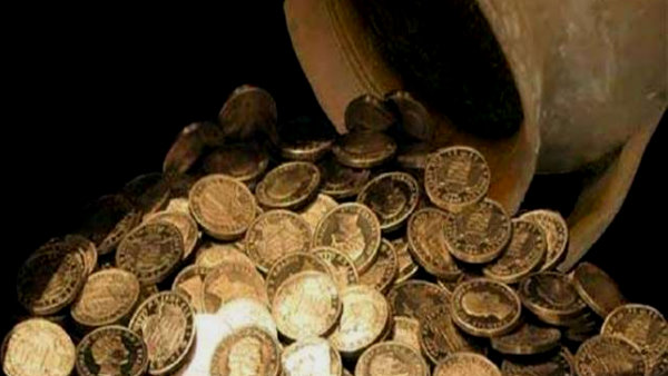 Coins of Queen Victorias reign found in Sagar MP when laborer breaking wall Coins of Queen Victorias reign found in Sagar MP when laborer breaking wall