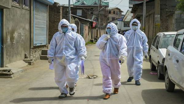 नदी में बहते शव और सूने पड़े खेत