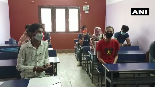 During Corona curfew examination was being taken in private school of Guna MP During Corona curfew examination was being taken in private school of Guna MP