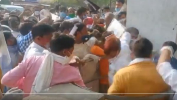 up panchayat election 2021 COVID 19 norms flouted in hathras watch video up panchayat election 2021 COVID 19 norms flouted in hathras watch video
