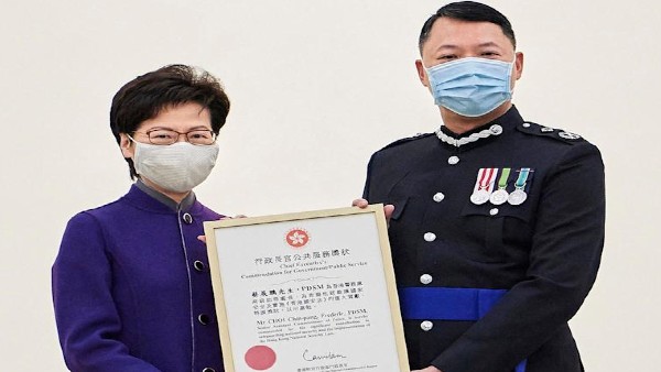 शख्स को देखकर हैरान रह गए पुलिसकर्मी शख्स को देखकर हैरान रह गए पुलिसकर्मी