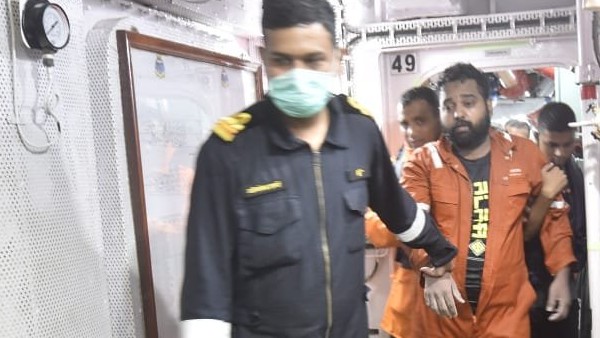 साइक्लोन तौकते ने देश के कई हिस्से में भारी तबाही मचाई है। इस विनाशकारी तूफान के चलते मुंबई के निकट अरब सागर में जहाज बार्ज P305 डूब गया है। साइक्लोन तौकते ने देश के कई हिस्से में भारी तबाही मचाई है। इस विनाशकारी तूफान के चलते मुंबई के निकट अरब सागर में जहाज बार्ज P305 डूब गया है।