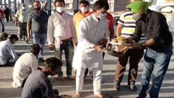 bjp minister kapil dev aggarwal ate food with poor people in muzaffarnagar bjp minister kapil dev aggarwal ate food with poor people in muzaffarnagar