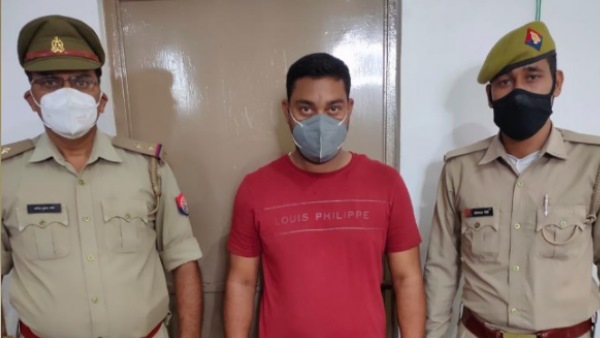 घर से म‍िली इंस्पेक्टर की यूनिफॉर्म, पुलिस का मोनोग्राम