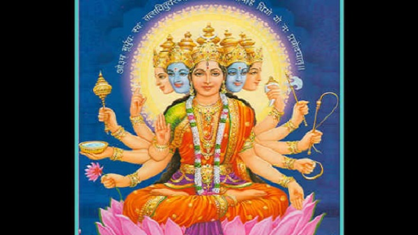 Gayatri Mantra: पढ़ें गायत्री मंत्र का अर्थ और जपने के फायदे