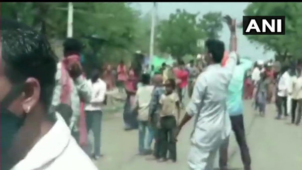 Attack on Medical team in Malikheri Village Ujjain when they spread ingawareness for Corona vaccine Attack on Medical team in Malikheri Village Ujjain when they spread ingawareness for Corona vaccine