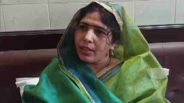 Bharatpur MP Ranjeeta Koli car attacked allegedly by miscreants in Dharsona village Bharatpur MP Ranjeeta Koli car attacked allegedly by miscreants in Dharsona village