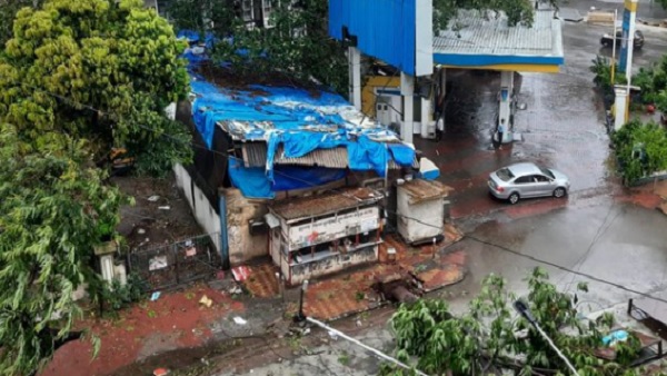 Tauktae Cyclone: PM मोदी ने की CM ठाकरे से बात Tauktae Cyclone: PM मोदी ने की CM ठाकरे से बात