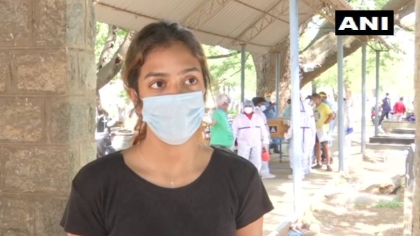 मुफ्त में दफनाते हैं लाशें