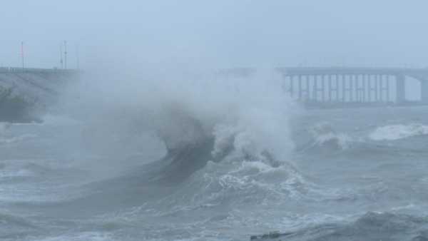 समुद्र में थपेड़ों से शरीर अब कमजोर पड़ रहा था लेकिन फिर...