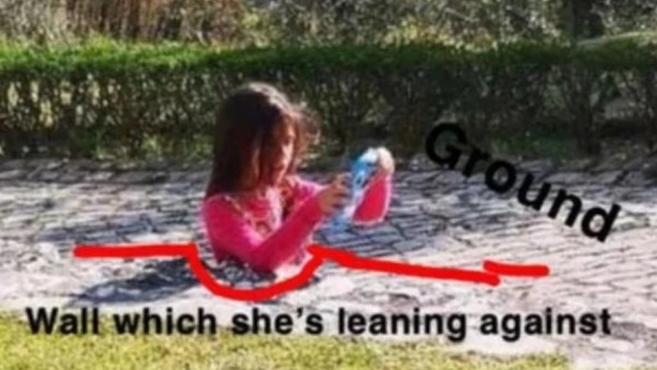 कंक्रीट की सड़क में धंसी लड़की