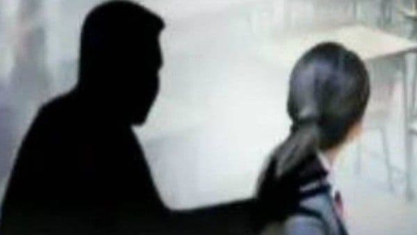 क्‍लास में की छात्रा को गले लगाने की कोशिश