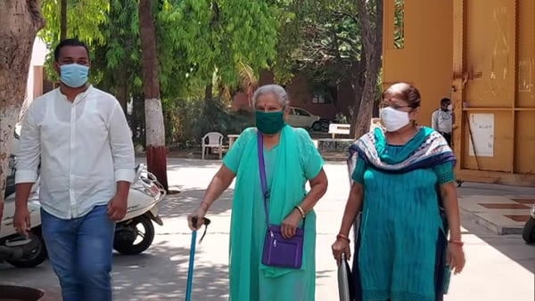 gujarat vaccination drive: people above age of 45 years are being vaccinated by the Vadodara Youth Federation