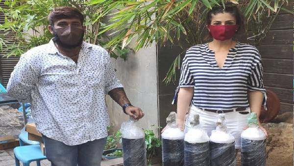 कोरोना पीड़ितों की मदद कर रहीं रवीना