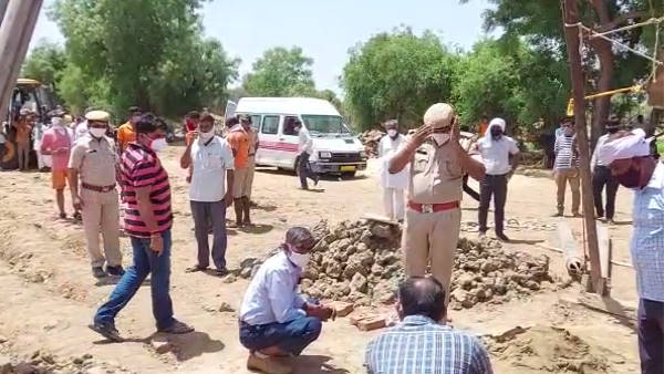 ये अधिकारी पहुंचे मौके पर ये अधिकारी पहुंचे मौके पर