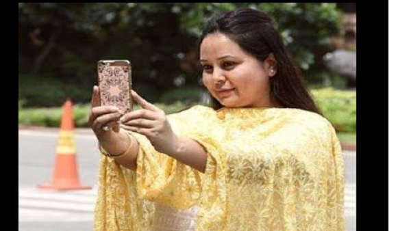 सिंगापुर में परिवार संग रहती हैं रोहिणी