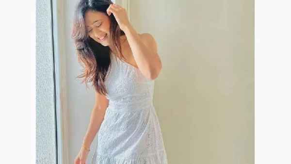 शार्ट व्हाइट ड्रेस में बिखेरें जलवें शार्ट व्हाइट ड्रेस में बिखेरें जलवें