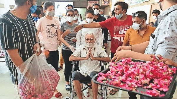 surat: 90-year-old Dharamshibhai defeated covid 19 and returned to home surat: 90-year-old Dharamshibhai defeated covid 19 and returned to home