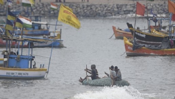  'चक्रवात' तेज हवाओं के साथ हाई टाइड्स