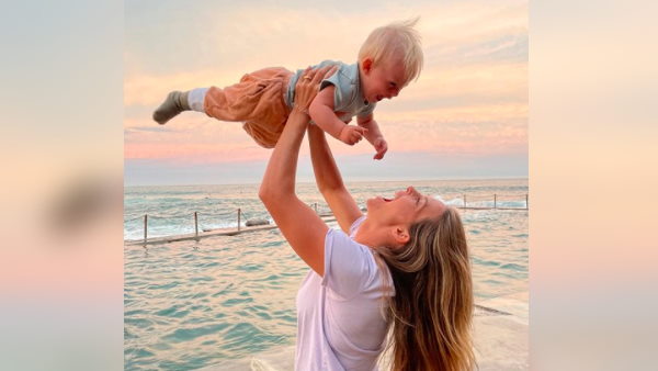 ब्रेस्टफीडिंग से जुड़ी तस्वीर देखकर कई लोगों नें उन्हें ट्रोल किया ब्रेस्टफीडिंग से जुड़ी तस्वीर देखकर कई लोगों नें उन्हें ट्रोल किया