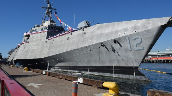 पानी के ऊपर अजीब सी चीज