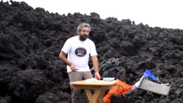 ज्वालामुखी की आग में बनाया पिज्जा ज्वालामुखी की आग में बनाया पिज्जा