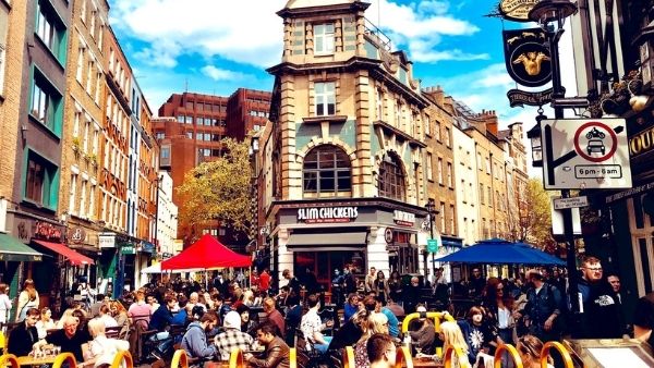 आधी रात जमकर पार्टी